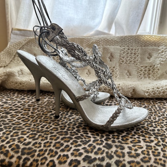 j. RENEE Luxe - Picture 3 of 12